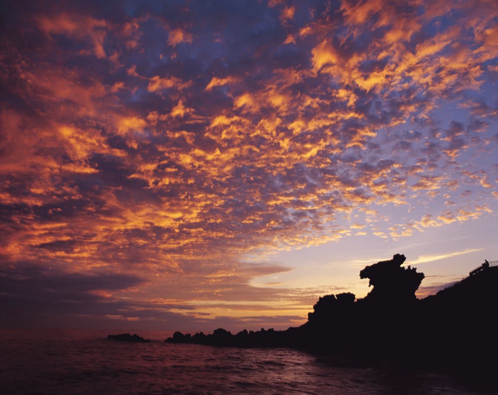 The city sunsets: Yongduam and Iho Tewoo, Jeju Island